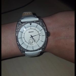 💙 2/$20 💙 DKNY watch, missing two crystals